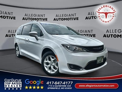 2018 Chrysler Pacifica Touring L Minivan 4D