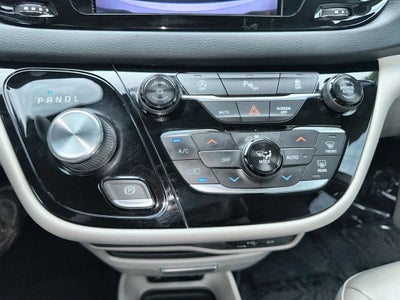 2018 Chrysler Pacifica Touring L Minivan 4D