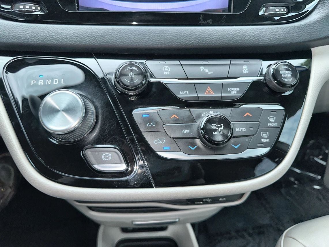 2018 Chrysler Pacifica Touring L Minivan 4D