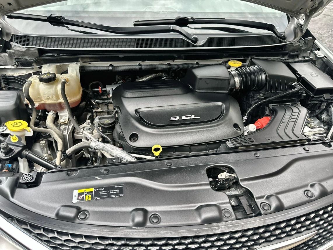 2018 Chrysler Pacifica Touring L Minivan 4D