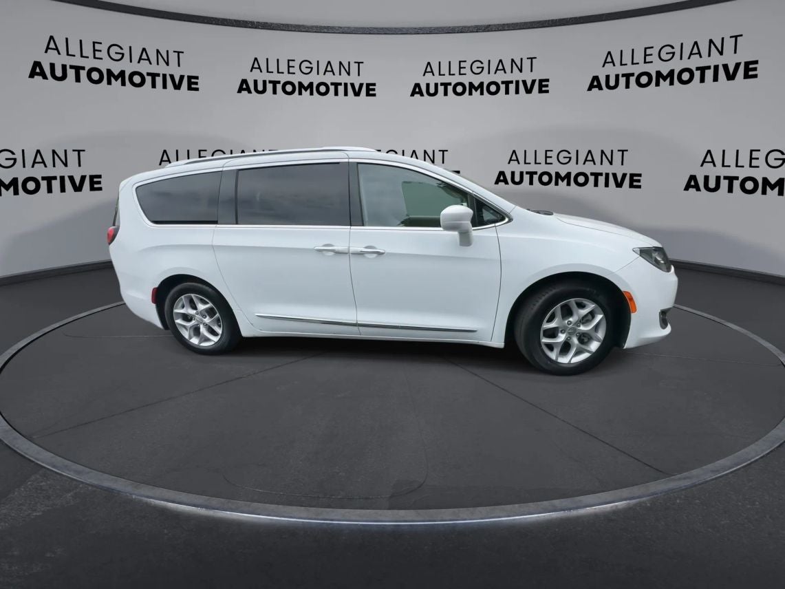 2018 Chrysler Pacifica Touring L Minivan 4D