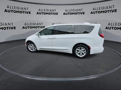 2018 Chrysler Pacifica Touring L Minivan 4D