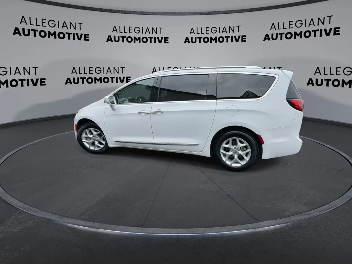 2018 Chrysler Pacifica Touring L Minivan 4D