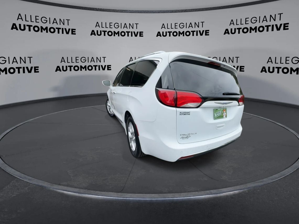 2018 Chrysler Pacifica Touring L Minivan 4D