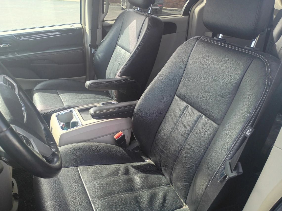 2016 Chrysler Town & Country Anniversary Edition Minivan 4D