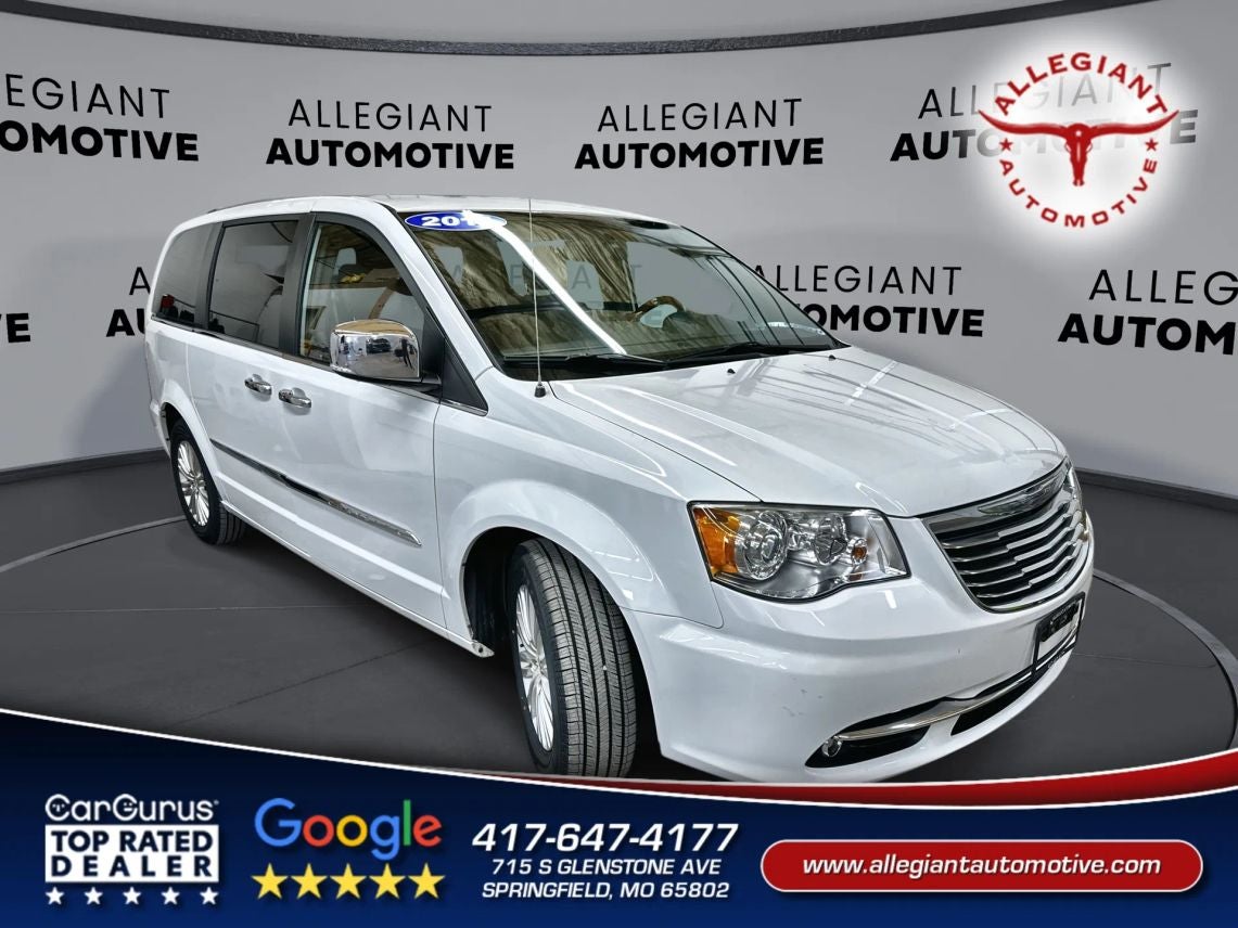 2014 Chrysler Town & Country Limited's photo