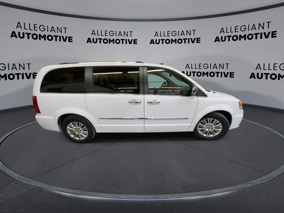 2014 Chrysler Town & Country Limited Minivan 4D