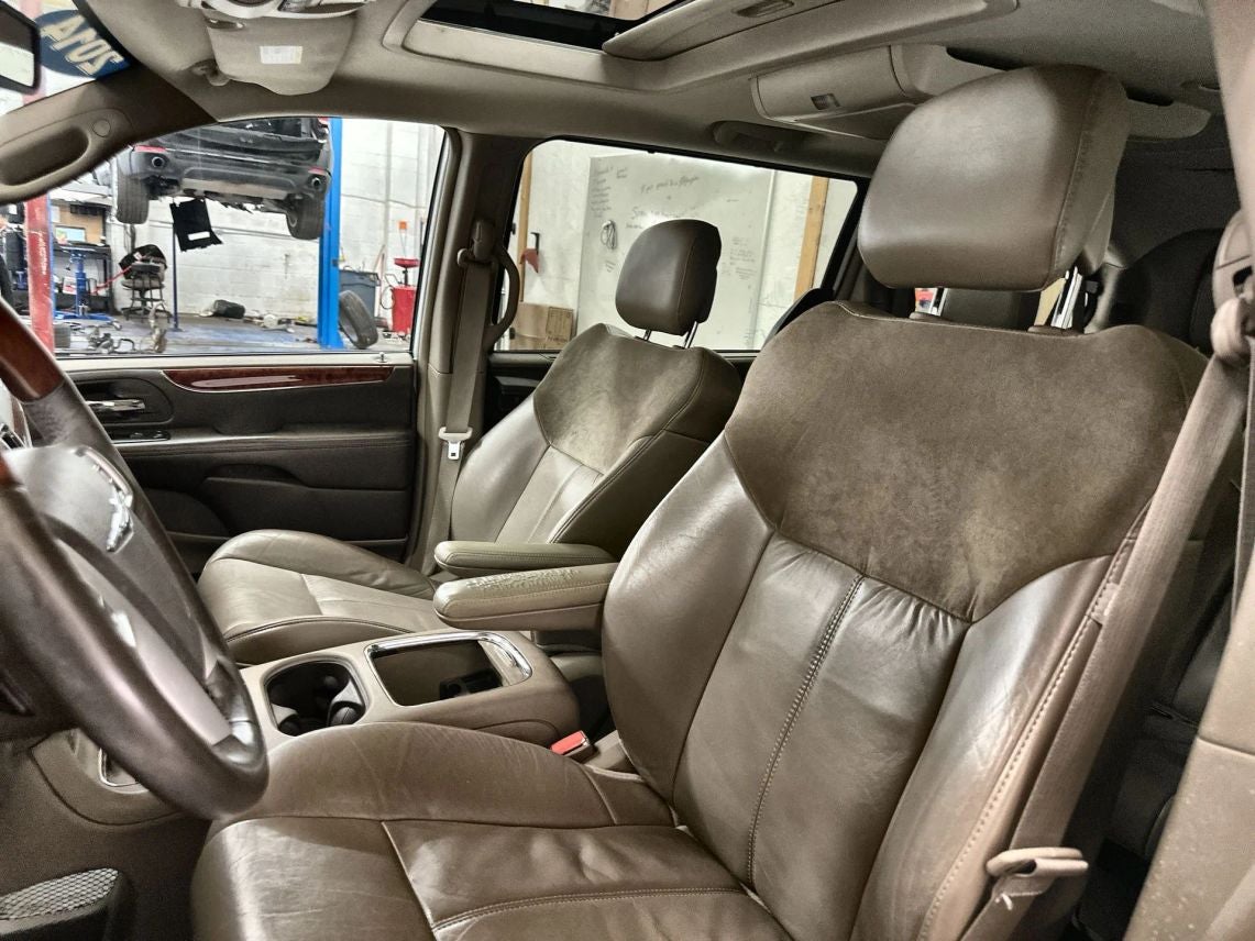 2014 Chrysler Town & Country Limited Minivan 4D