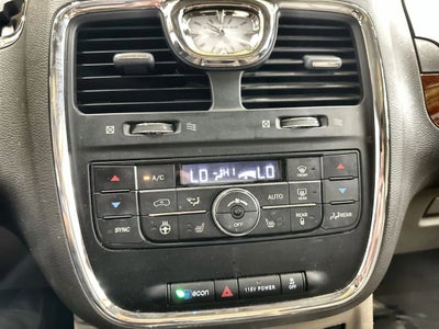 2014 Chrysler Town & Country Limited Minivan 4D