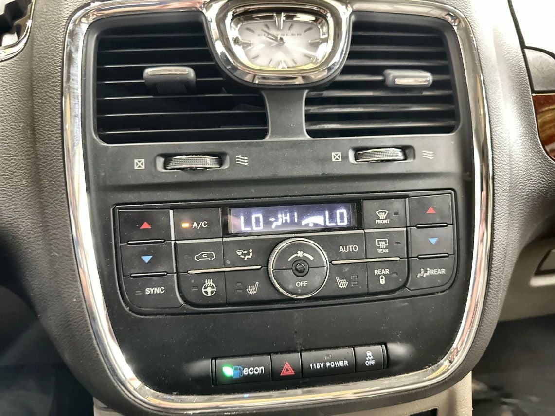 2014 Chrysler Town & Country Limited Minivan 4D
