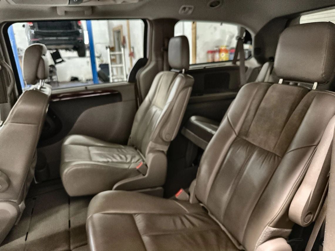 2014 Chrysler Town & Country Limited Minivan 4D