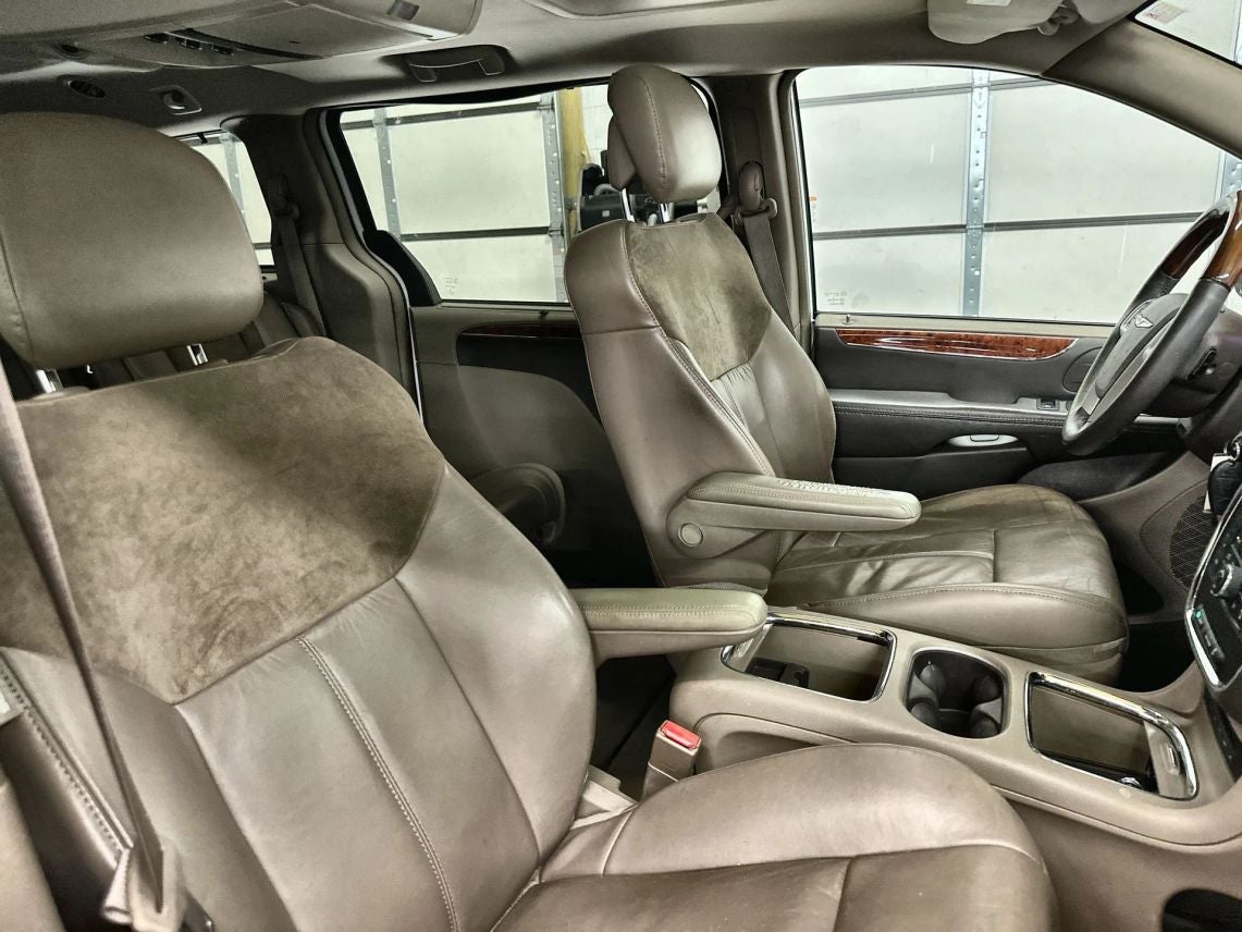2014 Chrysler Town & Country Limited Minivan 4D