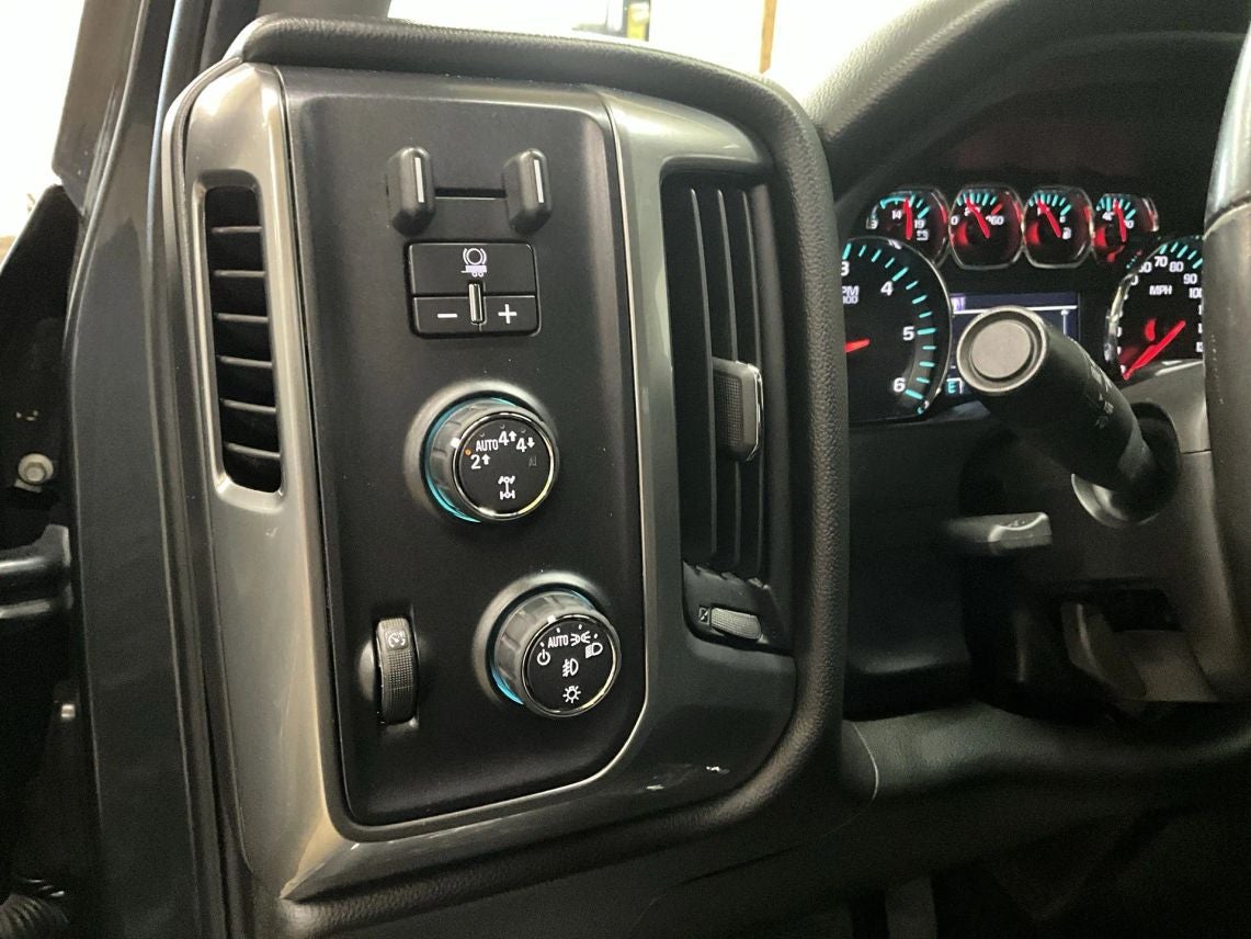 2017 Chevrolet Silverado 1500 Crew Cab LT Pickup 4D 5 3/4 ft