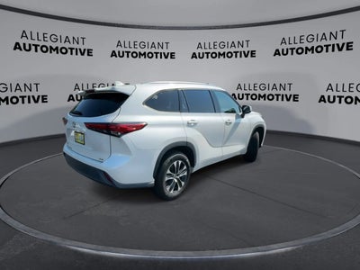 2020 Toyota Highlander XLE Sport Utility 4D