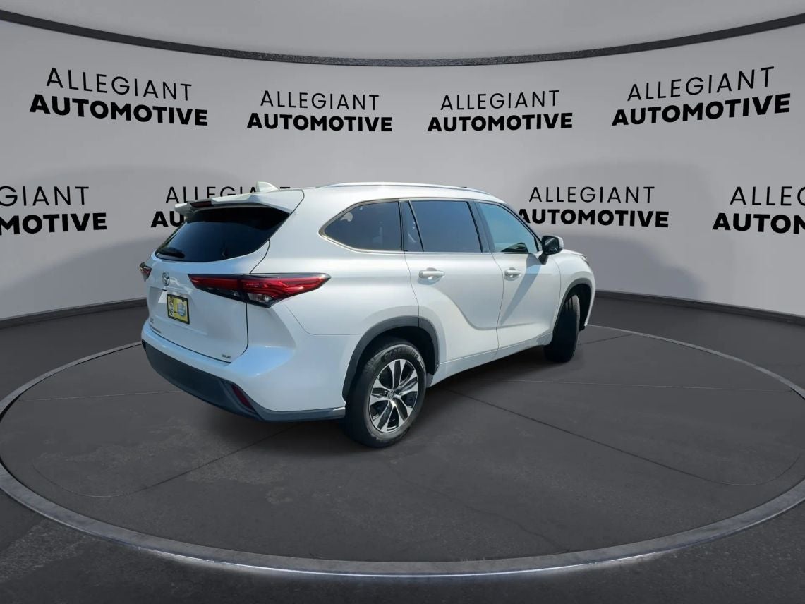 2020 Toyota Highlander XLE Sport Utility 4D