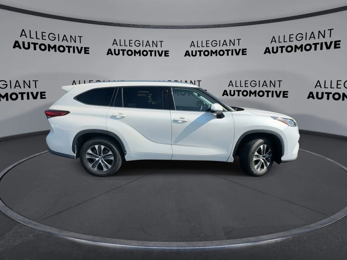 2020 Toyota Highlander XLE Sport Utility 4D