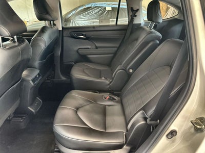 2020 Toyota Highlander XLE Sport Utility 4D