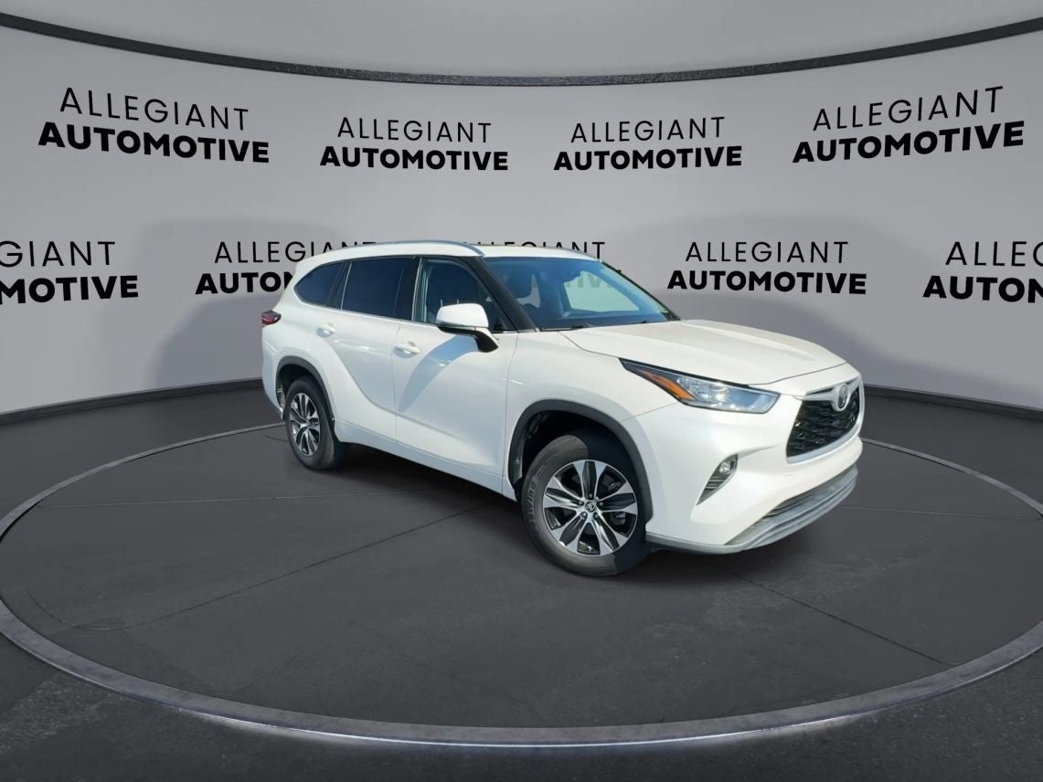2020 Toyota Highlander XLE Sport Utility 4D