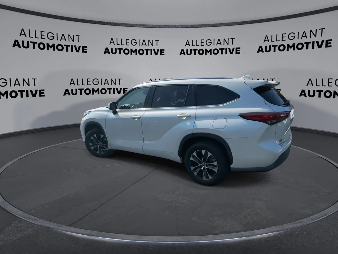 2020 Toyota Highlander XLE Sport Utility 4D