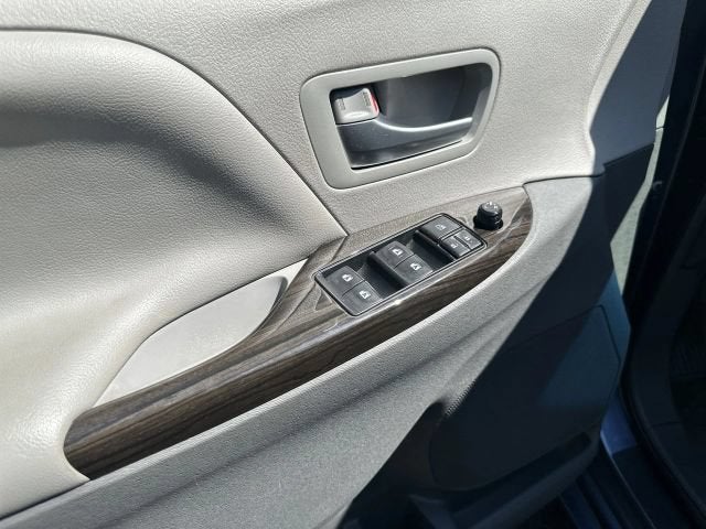 2016 Toyota Sienna XLE Premium Minivan 4D
