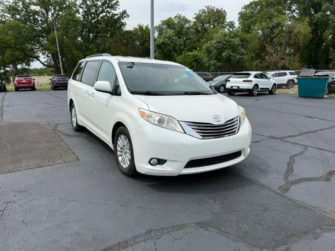 2017 Toyota Sienna XLE Minivan 4D