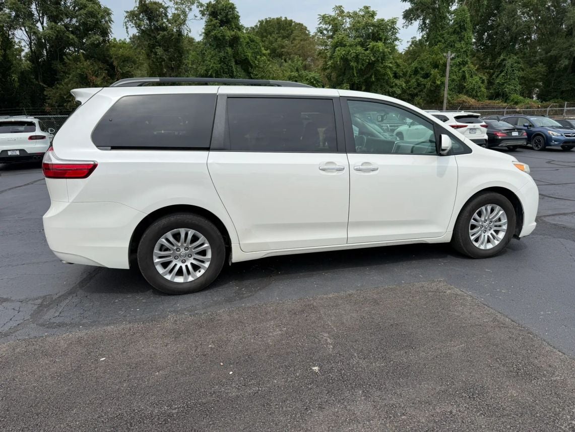 2017 Toyota Sienna XLE Minivan 4D