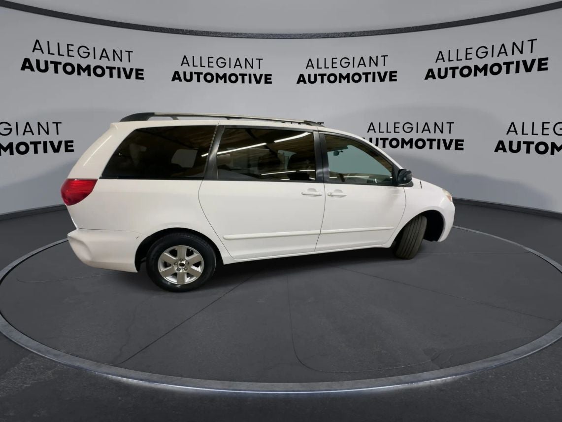 2008 Toyota Sienna LE Minivan 4D