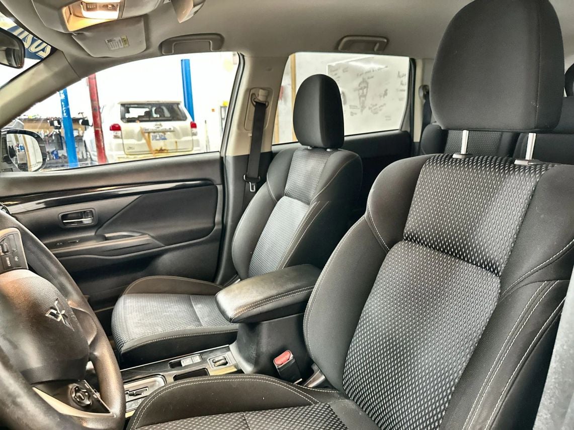 2020 Mitsubishi Outlander ES Sport Utility 4D