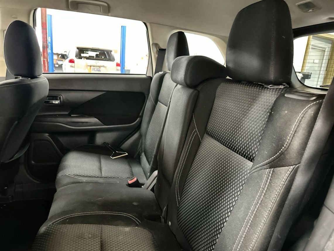 2020 Mitsubishi Outlander ES Sport Utility 4D